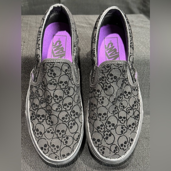NEW WITHOUT TAGS Vans Black/Purple Slip-Ons with Flocked Skull Pattern - Picture 1 of 9
